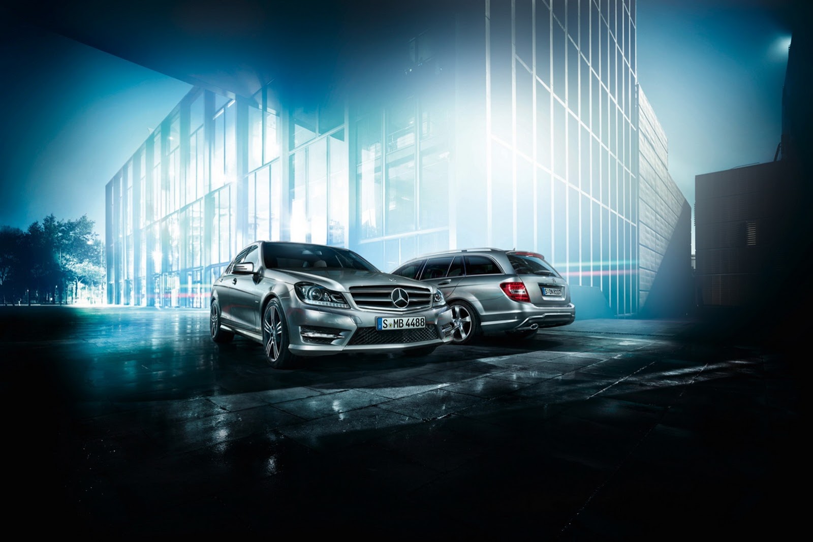 Mercedes-Benz bán được 10 triệu chiếc C-Class và 190E
